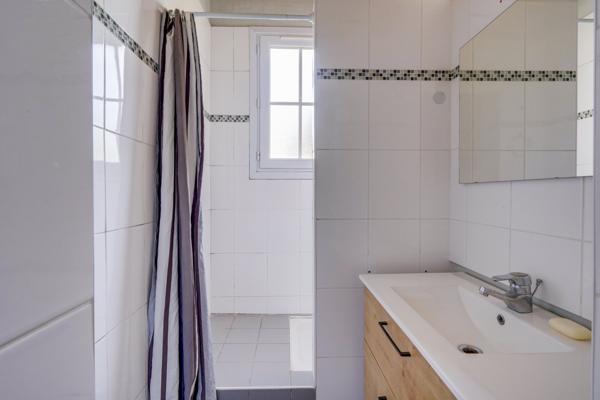 Bordeaux (33300) Maison bourgeoise 8 pièces d'environ 200m2 habitables en R+1 avec double garage, atelier et jardin