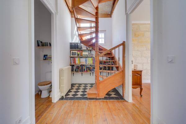 Bordeaux (33300) Maison bourgeoise 8 pièces d'environ 200m2 habitables en R+1 avec double garage, atelier et jardin