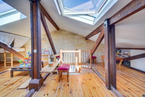 Bordeaux (33300) Maison bourgeoise 8 pièces d'environ 200m2 habitables en R+1 avec double garage, atelier et jardin