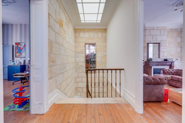 Bordeaux (33300) Maison bourgeoise 8 pièces d'environ 200m2 habitables en R+1 avec double garage, atelier et jardin