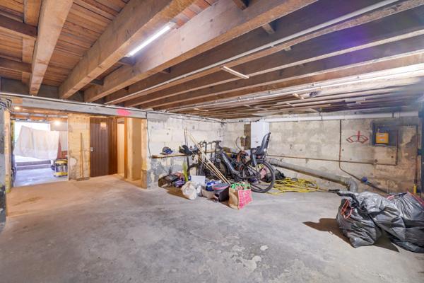 Bordeaux (33300) Maison bourgeoise 8 pièces d'environ 200m2 habitables en R+1 avec double garage, atelier et jardin