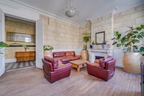 Bordeaux (33300) Maison bourgeoise 8 pièces d'environ 200m2 habitables en R+1 avec double garage, atelier et jardin