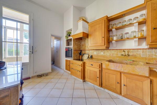 Bordeaux (33300) Maison bourgeoise 8 pièces d'environ 200m2 habitables en R+1 avec double garage, atelier et jardin