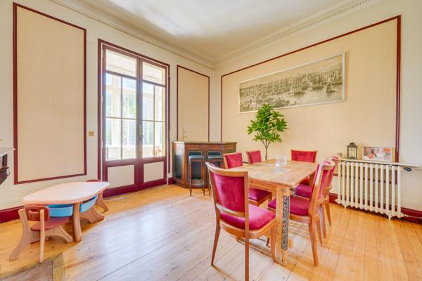 Bordeaux (33300) Maison bourgeoise 8 pièces d'environ 200m2 habitables en R+1 avec double garage, atelier et jardin