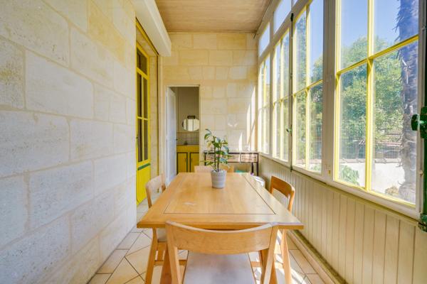 Bordeaux (33300) Maison bourgeoise 8 pièces d'environ 200m2 habitables en R+1 avec double garage, atelier et jardin