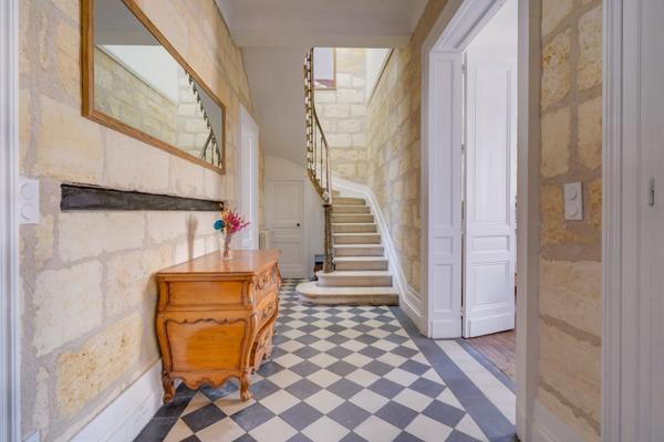 Bordeaux (33300) Maison bourgeoise 8 pièces d'environ 200m2 habitables en R+1 avec double garage, atelier et jardin