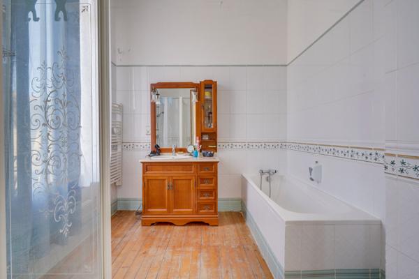 Bordeaux (33300) Maison bourgeoise 8 pièces d'environ 200m2 habitables en R+1 avec double garage, atelier et jardin