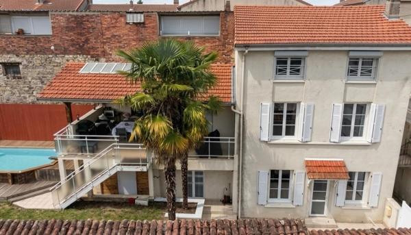 Maison de ville de 112 m² avec jardin, piscine et terrasse.