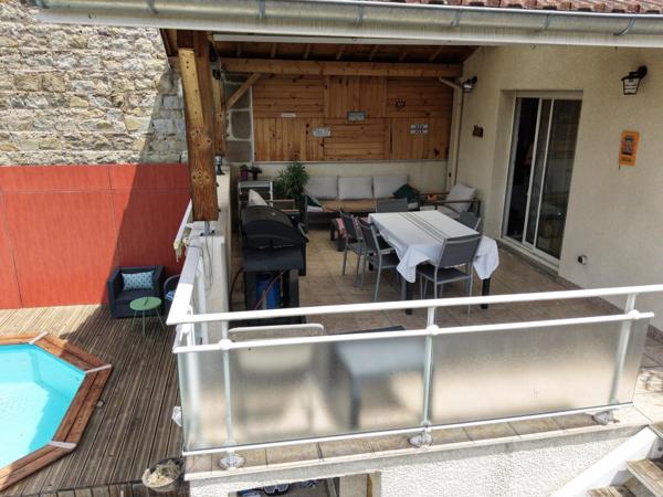 Maison de ville de 112 m² avec jardin, piscine et terrasse.