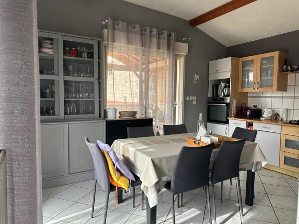 Maison de ville de 112 m² avec jardin, piscine et terrasse.