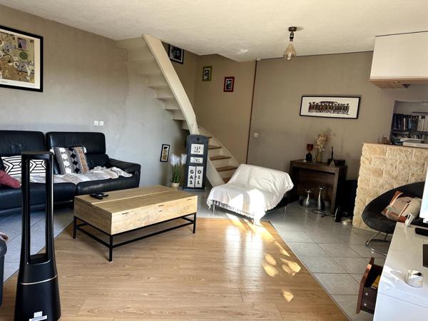 Maison de ville de 112 m² avec jardin, piscine et terrasse.