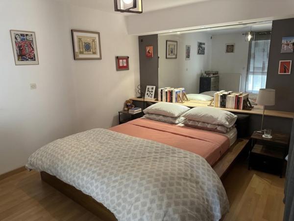 Maison de ville de 112 m² avec jardin, piscine et terrasse.