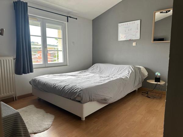 Maison de ville de 112 m² avec jardin, piscine et terrasse.