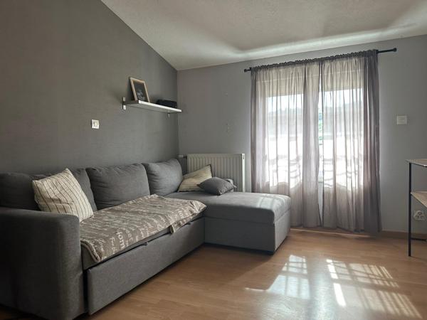 Maison de ville de 112 m² avec jardin, piscine et terrasse.