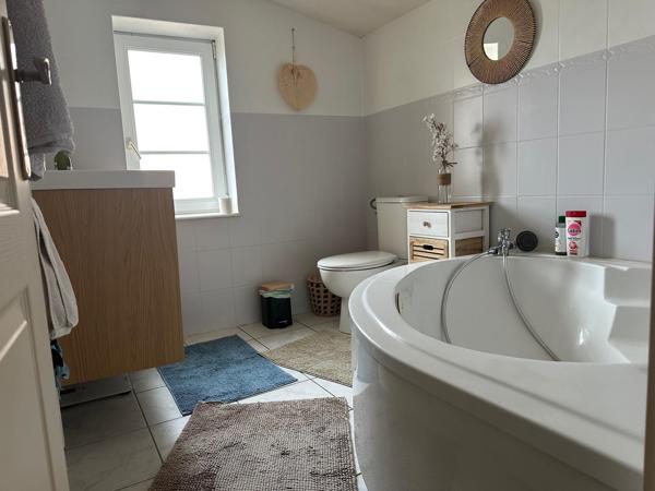 Maison de ville de 112 m² avec jardin, piscine et terrasse.