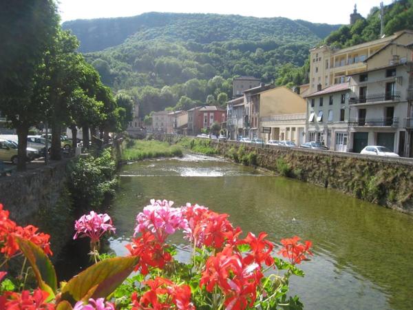 Immeuble à aménager de 320 m² à vendre au centre de SAINT RAMBERT EN BUGEY (01)