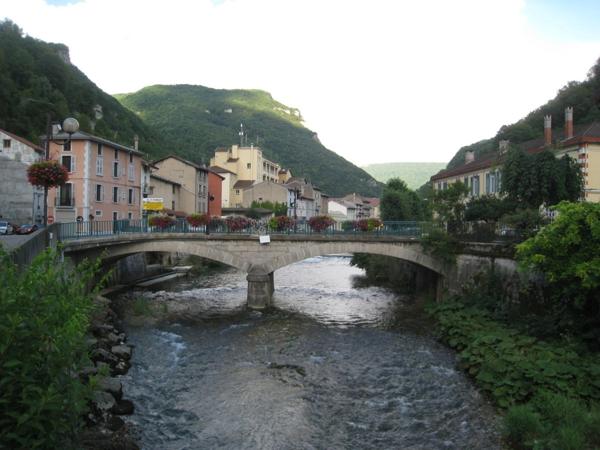 Immeuble à aménager de 320 m² à vendre au centre de SAINT RAMBERT EN BUGEY (01)