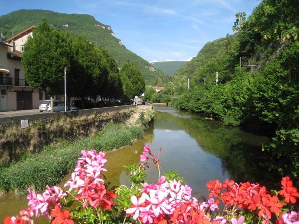 Immeuble à aménager de 320 m² à vendre au centre de SAINT RAMBERT EN BUGEY (01)