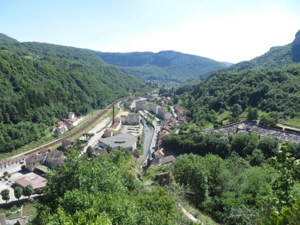 Immeuble à aménager de 320 m² à vendre au centre de SAINT RAMBERT EN BUGEY (01)