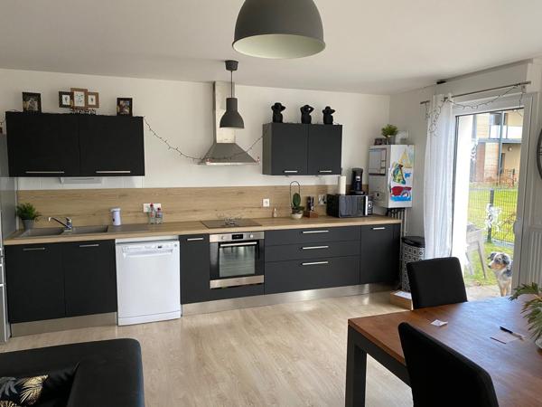 BOIS-GUILLAUME – T4 EN REZ-DE-JARDIN AVEC DEUX TERRASSES, JARDIN PRIVATIF ET TROIS STATIONNEMENTS SÉCURISÉS