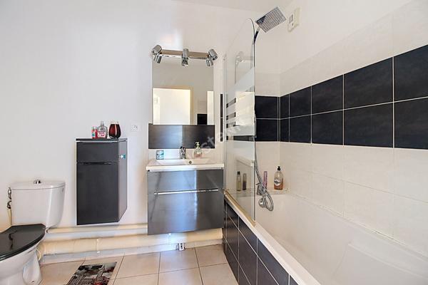 Appartement T2 de 43 m² environ avec terrasse ? Vitrolles ? Petite copropriété sécurisée