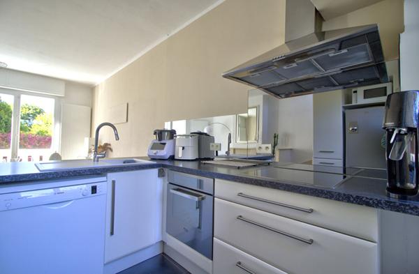 AGEN CENTRE - Charmante maison de ville lumineuse de 105 m² avec 3 chambres, garage et extérieur quartier préfecture.