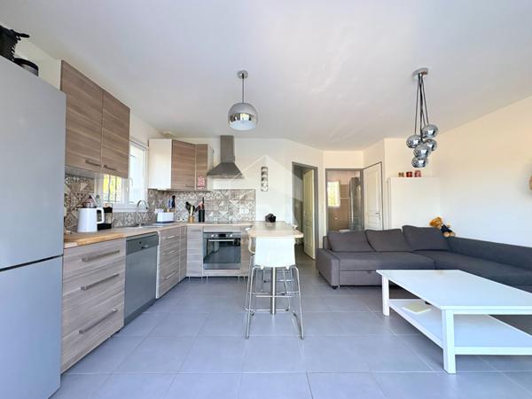 A VENDRE 84120 PERTUIS APPARTEMENT TYPE 2 PIECES AVEC TERRASSE ET 1 PLACE DE STATIONNEMENT