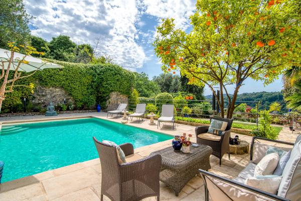 Élégante bastide en pierre au cœur de Biot – Un art de vivre provençal sublimé