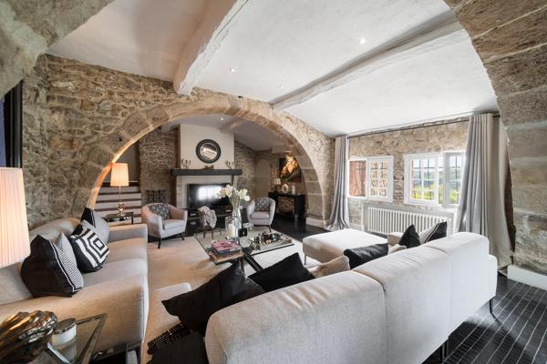 Élégante bastide en pierre au cœur de Biot – Un art de vivre provençal sublimé