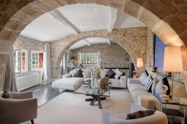 Élégante bastide en pierre au cœur de Biot – Un art de vivre provençal sublimé