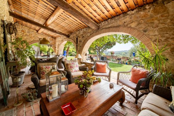 Élégante bastide en pierre au cœur de Biot – Un art de vivre provençal sublimé