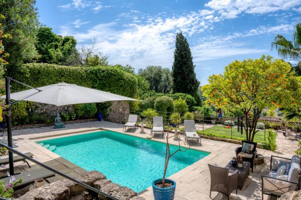 Élégante bastide en pierre au cœur de Biot – Un art de vivre provençal sublimé