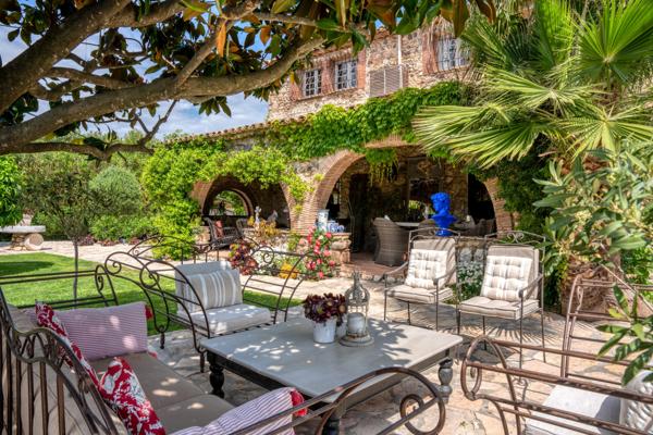 Élégante bastide en pierre au cœur de Biot – Un art de vivre provençal sublimé