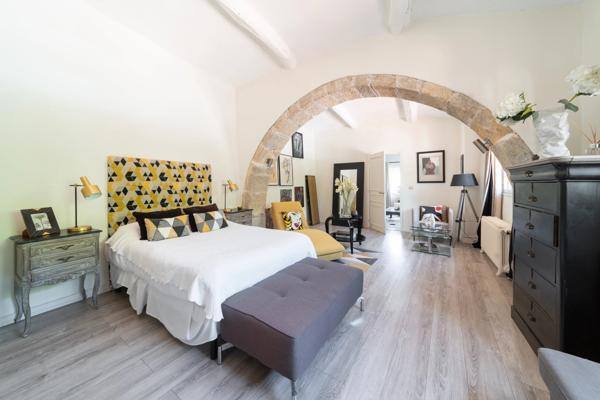 Élégante bastide en pierre au cœur de Biot – Un art de vivre provençal sublimé