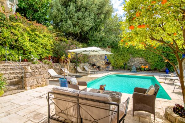 Élégante bastide en pierre au cœur de Biot – Un art de vivre provençal sublimé