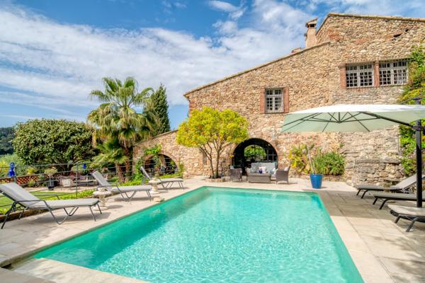 Élégante bastide en pierre au cœur de Biot – Un art de vivre provençal sublimé