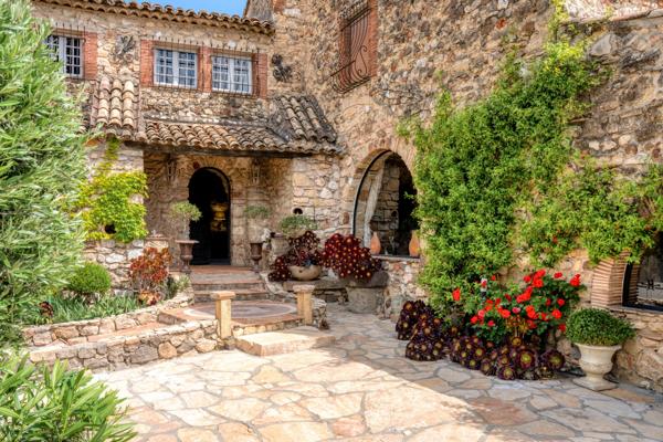 Élégante bastide en pierre au cœur de Biot – Un art de vivre provençal sublimé