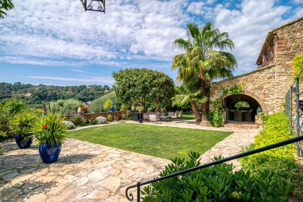 Élégante bastide en pierre au cœur de Biot – Un art de vivre provençal sublimé