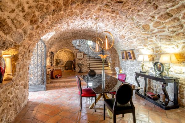 Élégante bastide en pierre au cœur de Biot – Un art de vivre provençal sublimé
