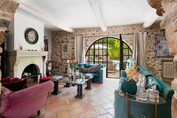 Élégante bastide en pierre au cœur de Biot – Un art de vivre provençal sublimé