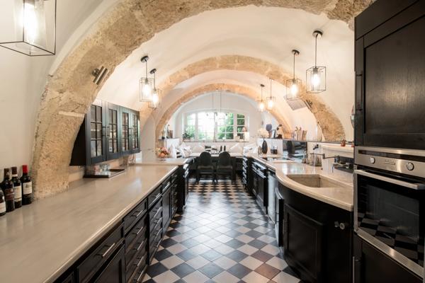 Élégante bastide en pierre au cœur de Biot – Un art de vivre provençal sublimé