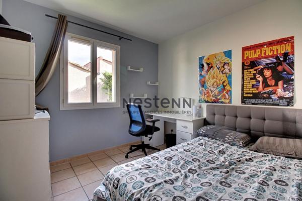 Maison de plain-pied individuelle avec piscine sur 550 m² de parcelle