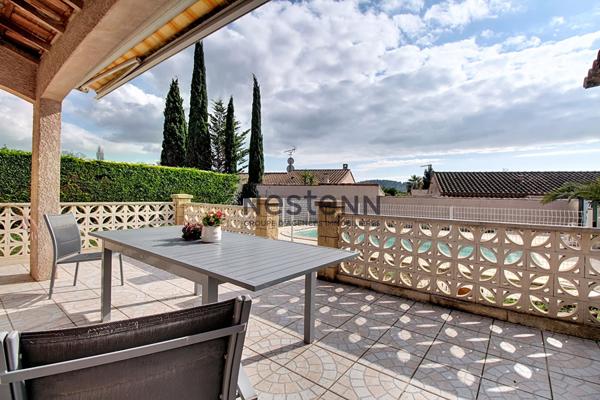 Maison de plain-pied individuelle avec piscine sur 550 m² de parcelle