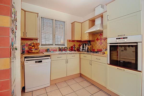 Maison de plain-pied individuelle avec piscine sur 550 m² de parcelle