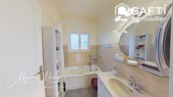 En exclusivité au centre ville de Saint-Aygulf  ! Villa individuelle 6 pièces - proche plage et commerces