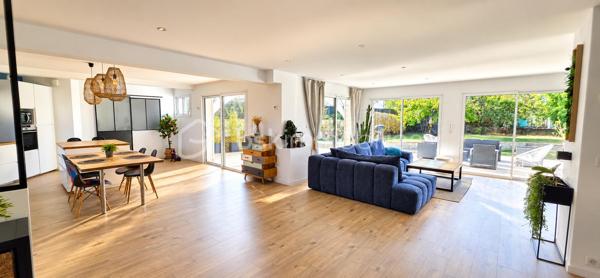 Découvrez cette superbe maison familiale, entièrement rénovée en 2018, offrant près de 195 m² habitables sur une belle parcelle de 715 m², au cœur d'un environnement calme, verdoyant et recherché sur la commune de Chalonnes-sur-Loire.

Dès l'entrée, le charme opère : une vaste pièce de vie baignée de lumière, avec sa cuisine ouverte, crée un espace chaleureux et convivial, idéal pour les moments en famille. Le rez-de-chaussée dispose également d'une chambre, d'un cellier et de WC.

À l'étage, l'espace nuit se compose de 5 chambres, d'une salle de bain et d'une véritable suite parentale avec dressing et salle d'eau privative. Un espace bureau ouvert complète ce niveau et offre de nombreuses possibilités : télétravail, coin lecture ou salle de jeux.

À l'extérieur, profitez d'un jardin intimiste sans vis-à-vis, entouré de verdure, où règnent calme et sérénité. Le privilège de vivre au plus près de la nature tout en restant à quelques minutes seulement des commerces, écoles et commodités.

Les atouts de cette propriété
195 m² habitables
Parcelle de 715 m²
Maison entièrement rénovée en 2018
Studio indépendant de 15 m² avec revenu locatif
Garage de rangement
Chauffage au sol (plancher chauffant)
Aucun travaux à prévoir
Taxe foncière : 1 574 €

Une propriété rare qui réunit volumes, prestations de qualité et potentiel locatif. Un bien idéal pour une famille en quête d'espace et de confort.

Contactez-moi dès maintenant, je me ferai un plaisir de vous faire découvrir ce véritable bien coup de cœur.