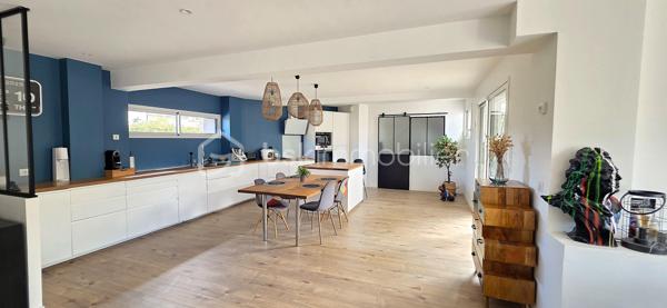 Découvrez cette superbe maison familiale, entièrement rénovée en 2018, offrant près de 195 m² habitables sur une belle parcelle de 715 m², au cœur d'un environnement calme, verdoyant et recherché sur la commune de Chalonnes-sur-Loire.

Dès l'entrée, le charme opère : une vaste pièce de vie baignée de lumière, avec sa cuisine ouverte, crée un espace chaleureux et convivial, idéal pour les moments en famille. Le rez-de-chaussée dispose également d'une chambre, d'un cellier et de WC.

À l'étage, l'espace nuit se compose de 5 chambres, d'une salle de bain et d'une véritable suite parentale avec dressing et salle d'eau privative. Un espace bureau ouvert complète ce niveau et offre de nombreuses possibilités : télétravail, coin lecture ou salle de jeux.

À l'extérieur, profitez d'un jardin intimiste sans vis-à-vis, entouré de verdure, où règnent calme et sérénité. Le privilège de vivre au plus près de la nature tout en restant à quelques minutes seulement des commerces, écoles et commodités.

Les atouts de cette propriété
195 m² habitables
Parcelle de 715 m²
Maison entièrement rénovée en 2018
Studio indépendant de 15 m² avec revenu locatif
Garage de rangement
Chauffage au sol (plancher chauffant)
Aucun travaux à prévoir
Taxe foncière : 1 574 €

Une propriété rare qui réunit volumes, prestations de qualité et potentiel locatif. Un bien idéal pour une famille en quête d'espace et de confort.

Contactez-moi dès maintenant, je me ferai un plaisir de vous faire découvrir ce véritable bien coup de cœur.