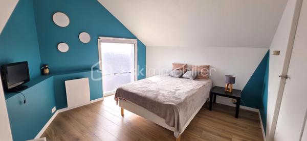 Découvrez cette superbe maison familiale, entièrement rénovée en 2018, offrant près de 195 m² habitables sur une belle parcelle de 715 m², au cœur d'un environnement calme, verdoyant et recherché sur la commune de Chalonnes-sur-Loire.

Dès l'entrée, le charme opère : une vaste pièce de vie baignée de lumière, avec sa cuisine ouverte, crée un espace chaleureux et convivial, idéal pour les moments en famille. Le rez-de-chaussée dispose également d'une chambre, d'un cellier et de WC.

À l'étage, l'espace nuit se compose de 5 chambres, d'une salle de bain et d'une véritable suite parentale avec dressing et salle d'eau privative. Un espace bureau ouvert complète ce niveau et offre de nombreuses possibilités : télétravail, coin lecture ou salle de jeux.

À l'extérieur, profitez d'un jardin intimiste sans vis-à-vis, entouré de verdure, où règnent calme et sérénité. Le privilège de vivre au plus près de la nature tout en restant à quelques minutes seulement des commerces, écoles et commodités.

Les atouts de cette propriété
195 m² habitables
Parcelle de 715 m²
Maison entièrement rénovée en 2018
Studio indépendant de 15 m² avec revenu locatif
Garage de rangement
Chauffage au sol (plancher chauffant)
Aucun travaux à prévoir
Taxe foncière : 1 574 €

Une propriété rare qui réunit volumes, prestations de qualité et potentiel locatif. Un bien idéal pour une famille en quête d'espace et de confort.

Contactez-moi dès maintenant, je me ferai un plaisir de vous faire découvrir ce véritable bien coup de cœur.