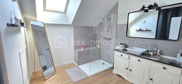 Découvrez cette superbe maison familiale, entièrement rénovée en 2018, offrant près de 195 m² habitables sur une belle parcelle de 715 m², au cœur d'un environnement calme, verdoyant et recherché sur la commune de Chalonnes-sur-Loire.

Dès l'entrée, le charme opère : une vaste pièce de vie baignée de lumière, avec sa cuisine ouverte, crée un espace chaleureux et convivial, idéal pour les moments en famille. Le rez-de-chaussée dispose également d'une chambre, d'un cellier et de WC.

À l'étage, l'espace nuit se compose de 5 chambres, d'une salle de bain et d'une véritable suite parentale avec dressing et salle d'eau privative. Un espace bureau ouvert complète ce niveau et offre de nombreuses possibilités : télétravail, coin lecture ou salle de jeux.

À l'extérieur, profitez d'un jardin intimiste sans vis-à-vis, entouré de verdure, où règnent calme et sérénité. Le privilège de vivre au plus près de la nature tout en restant à quelques minutes seulement des commerces, écoles et commodités.

Les atouts de cette propriété
195 m² habitables
Parcelle de 715 m²
Maison entièrement rénovée en 2018
Studio indépendant de 15 m² avec revenu locatif
Garage de rangement
Chauffage au sol (plancher chauffant)
Aucun travaux à prévoir
Taxe foncière : 1 574 €

Une propriété rare qui réunit volumes, prestations de qualité et potentiel locatif. Un bien idéal pour une famille en quête d'espace et de confort.

Contactez-moi dès maintenant, je me ferai un plaisir de vous faire découvrir ce véritable bien coup de cœur.