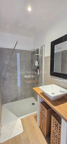 Découvrez cette superbe maison familiale, entièrement rénovée en 2018, offrant près de 195 m² habitables sur une belle parcelle de 715 m², au cœur d'un environnement calme, verdoyant et recherché sur la commune de Chalonnes-sur-Loire.

Dès l'entrée, le charme opère : une vaste pièce de vie baignée de lumière, avec sa cuisine ouverte, crée un espace chaleureux et convivial, idéal pour les moments en famille. Le rez-de-chaussée dispose également d'une chambre, d'un cellier et de WC.

À l'étage, l'espace nuit se compose de 5 chambres, d'une salle de bain et d'une véritable suite parentale avec dressing et salle d'eau privative. Un espace bureau ouvert complète ce niveau et offre de nombreuses possibilités : télétravail, coin lecture ou salle de jeux.

À l'extérieur, profitez d'un jardin intimiste sans vis-à-vis, entouré de verdure, où règnent calme et sérénité. Le privilège de vivre au plus près de la nature tout en restant à quelques minutes seulement des commerces, écoles et commodités.

Les atouts de cette propriété
195 m² habitables
Parcelle de 715 m²
Maison entièrement rénovée en 2018
Studio indépendant de 15 m² avec revenu locatif
Garage de rangement
Chauffage au sol (plancher chauffant)
Aucun travaux à prévoir
Taxe foncière : 1 574 €

Une propriété rare qui réunit volumes, prestations de qualité et potentiel locatif. Un bien idéal pour une famille en quête d'espace et de confort.

Contactez-moi dès maintenant, je me ferai un plaisir de vous faire découvrir ce véritable bien coup de cœur.